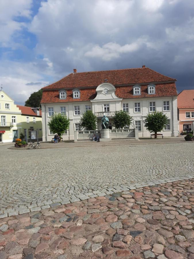 Reuterstadt Stavenhagen Ferienwohnung Am Schloss מראה חיצוני תמונה