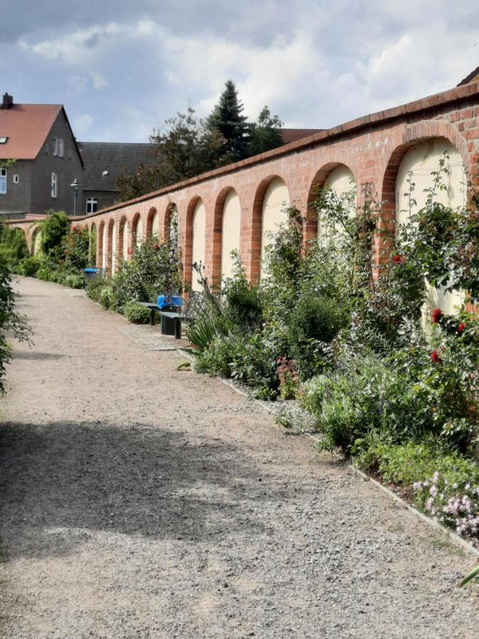 Reuterstadt Stavenhagen Ferienwohnung Am Schloss מראה חיצוני תמונה