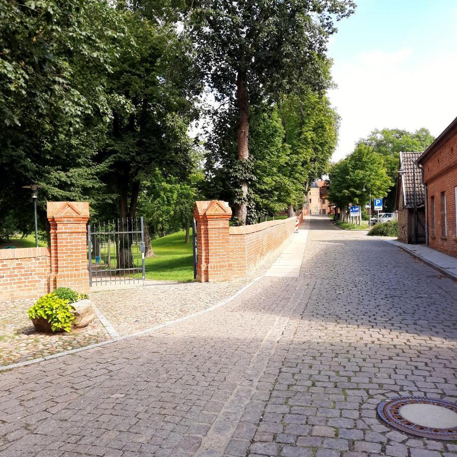 Reuterstadt Stavenhagen Ferienwohnung Am Schloss מראה חיצוני תמונה