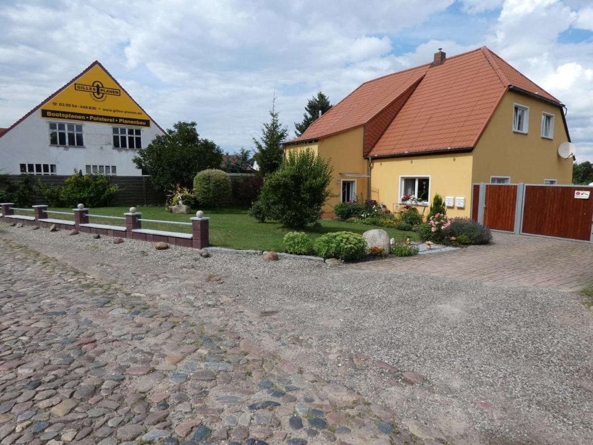 Reuterstadt Stavenhagen Ferienwohnung Am Schloss מראה חיצוני תמונה